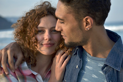 AF system makes sharp images easy to shoot Photo of a woman and man close up at the beach